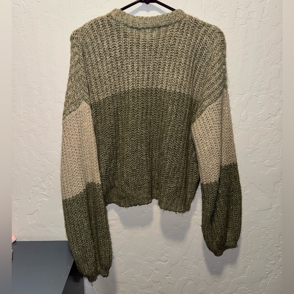 BKE Two-Tone Cropped Knit Sweater - Picture 2 of 3
